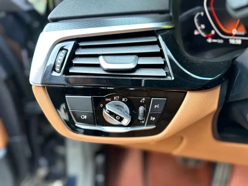 BMW 5 Series 2021 — фото 11