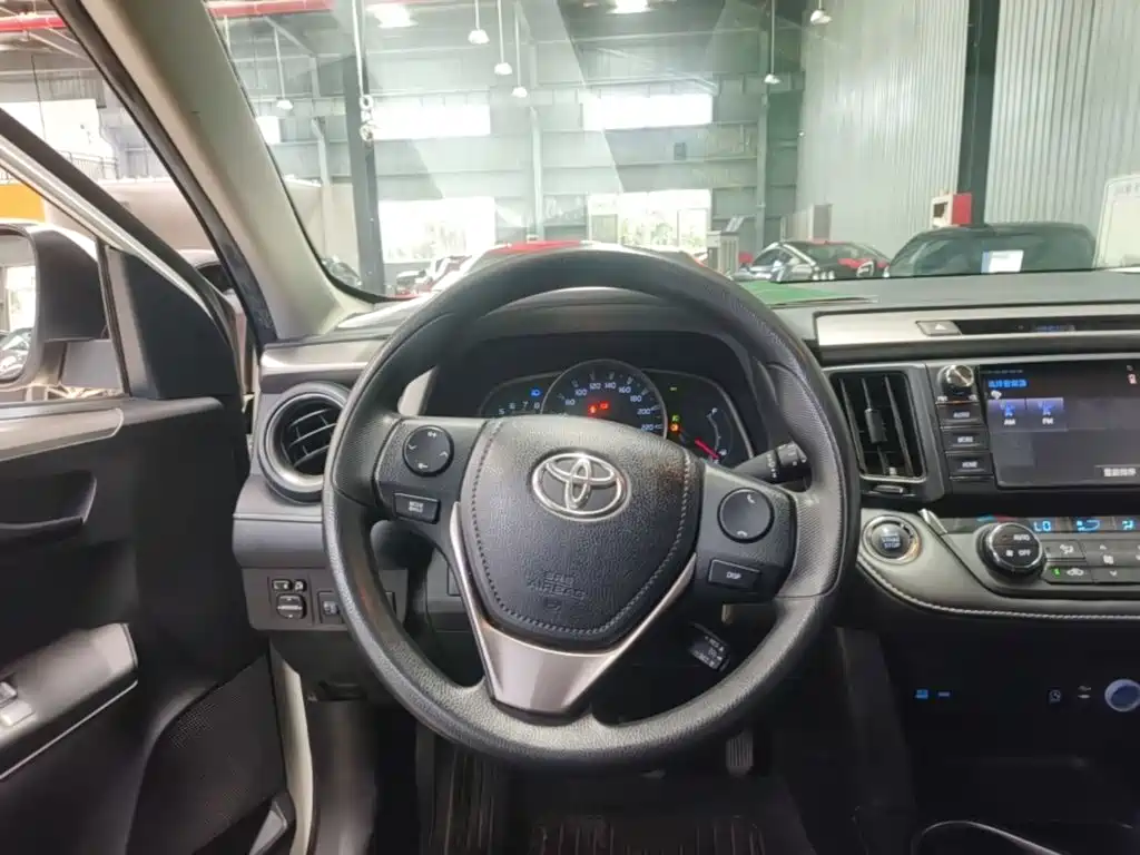 Toyota RAV4 2018 — фото 7