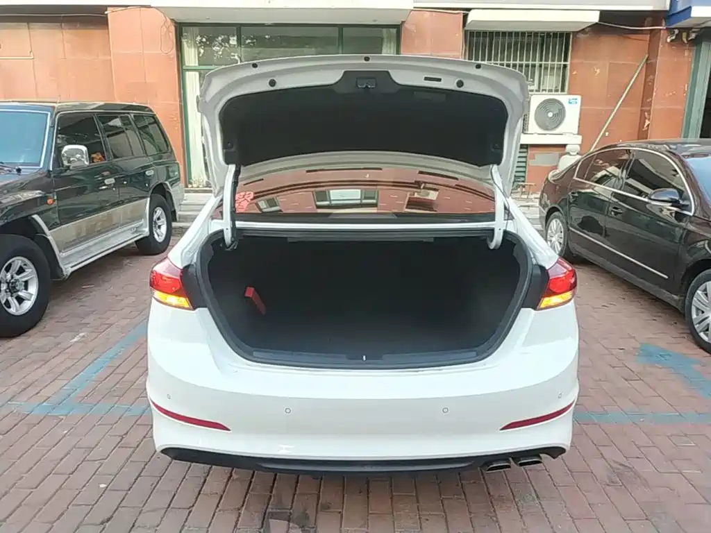 Hyundai Elantra 2018 — фото 19