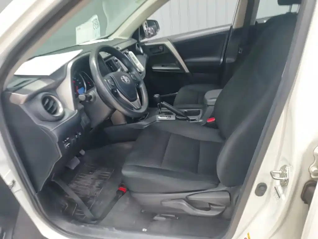 Toyota RAV4 2018 — фото 11