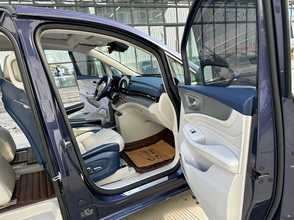 Roewe iMAX8 2022 — фото 16