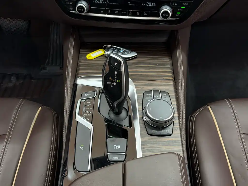 BMW 5 Series 2017 — фото 13