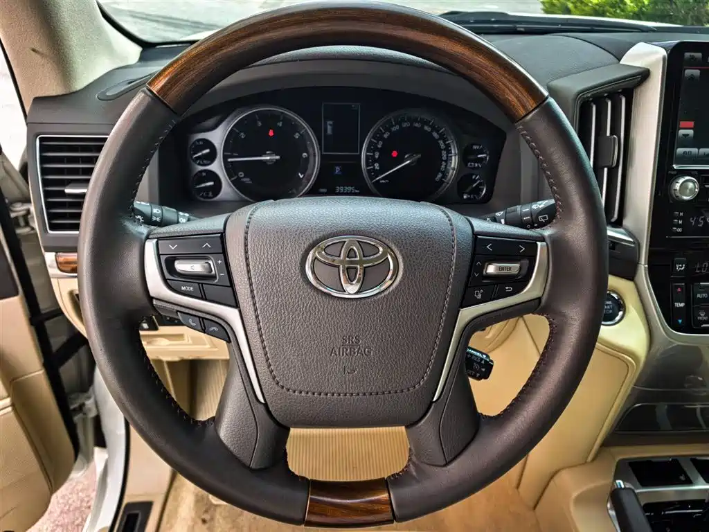 Toyota Land Cruiser 2017 — фото 3
