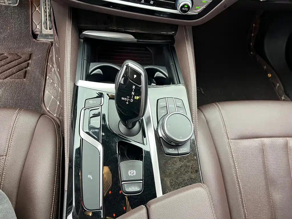 BMW 5 Series 2019 — фото 14