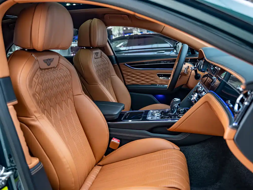 Bentley Flying Spur 2023 — фото 10