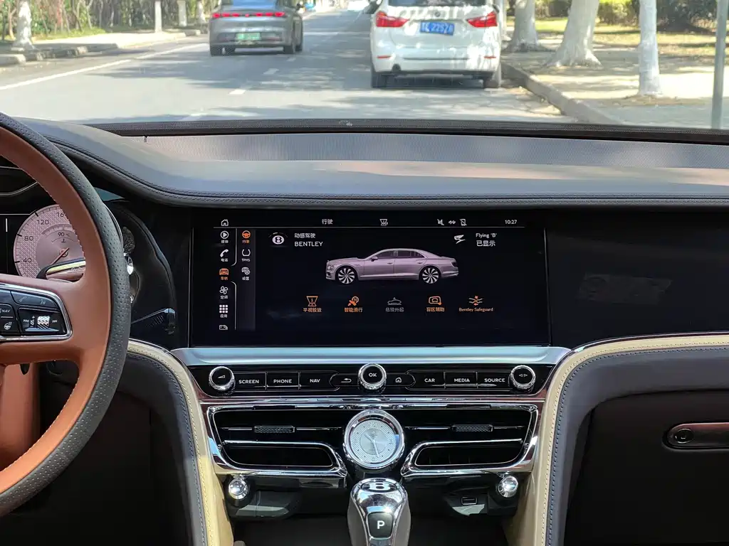 Bentley Flying Spur Plug-In Hybrid 2022 — фото 18