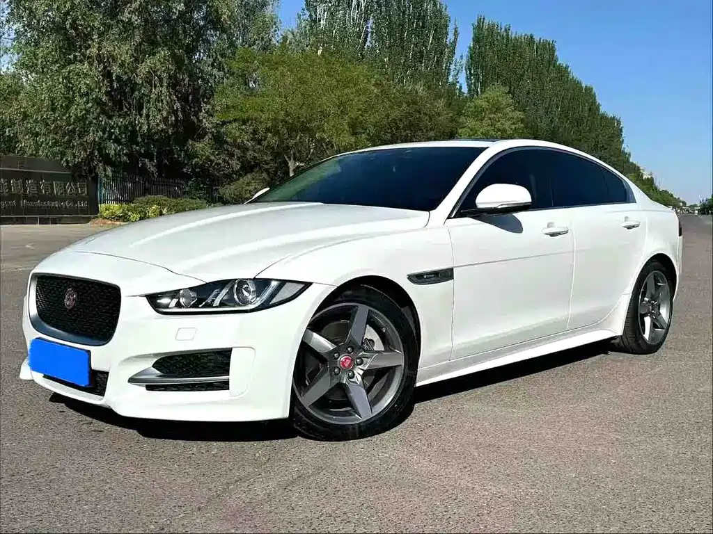 Jaguar XE 2017 — фото 1