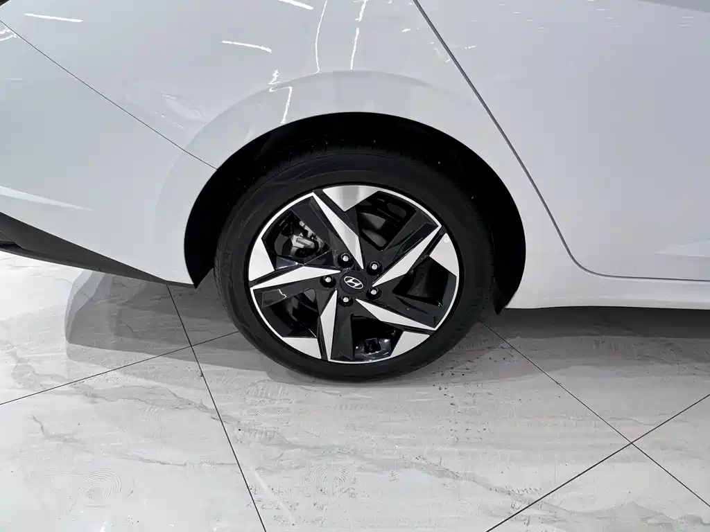 Hyundai Elantra 2023 — фото 19