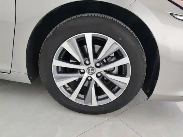 Lexus ES 2019
