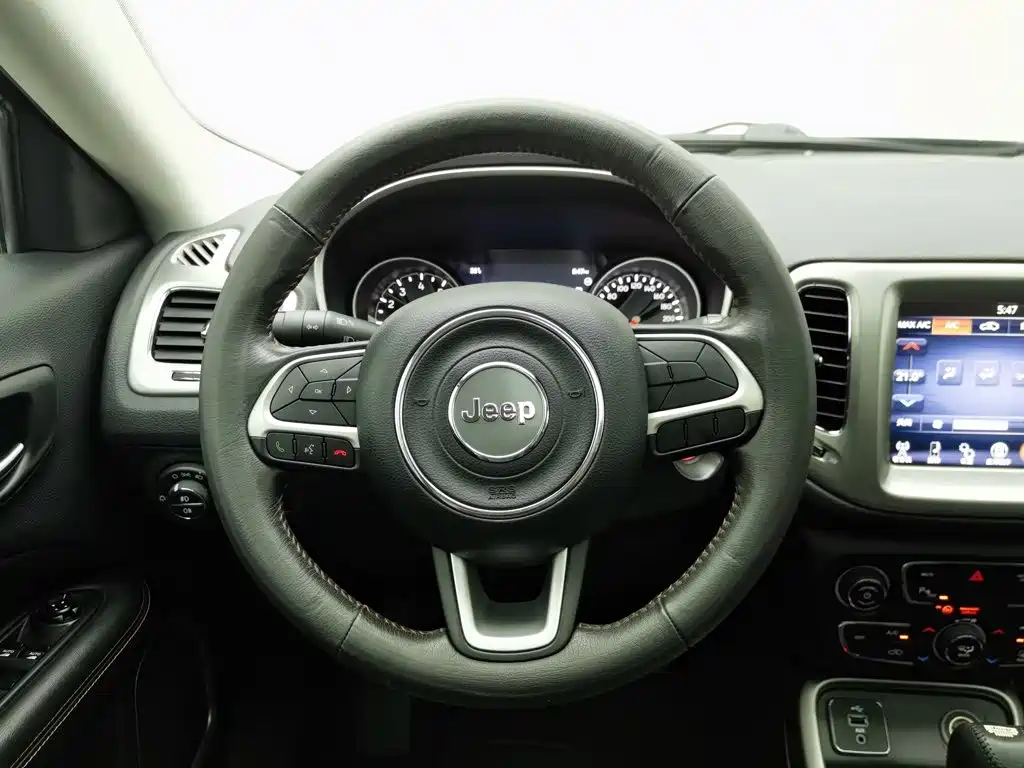 Jeep Compass 2018 — фото 11