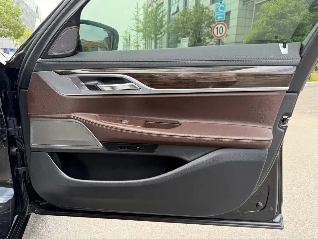 BMW 7 Series 2018 — фото 12