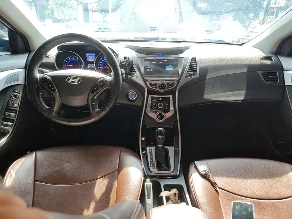 Hyundai Elantra 2017 — фото 10