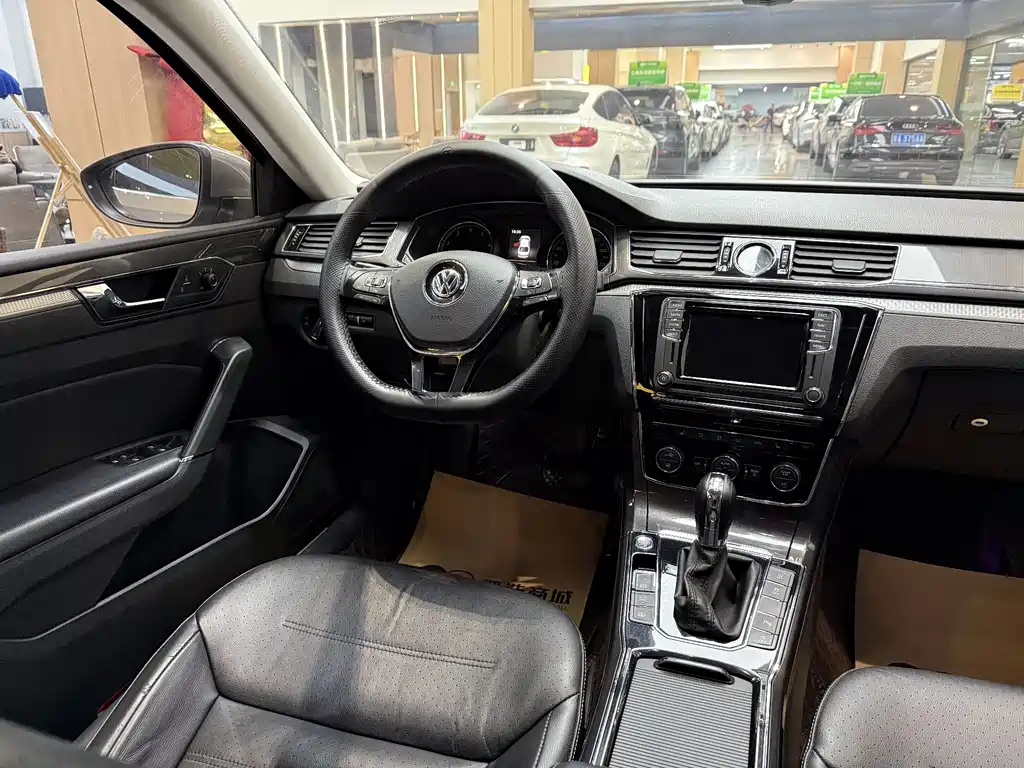 Volkswagen Passat 2017 — фото 12