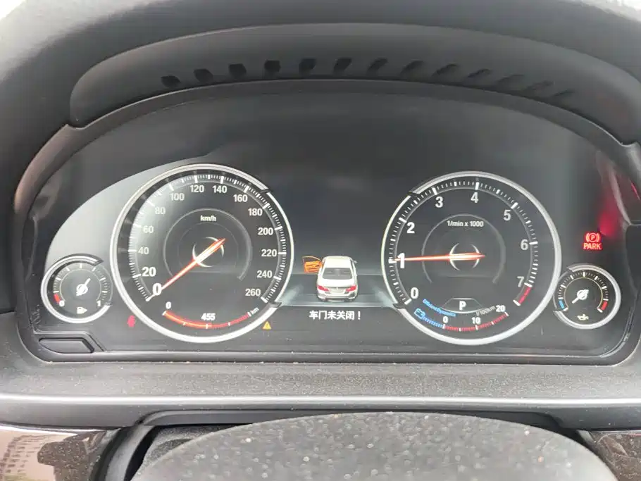 BMW 5 Series 2017 — фото 13