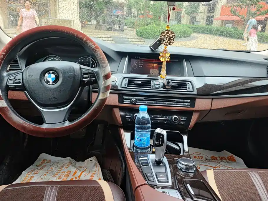 BMW 5 Series 2017 — фото 11