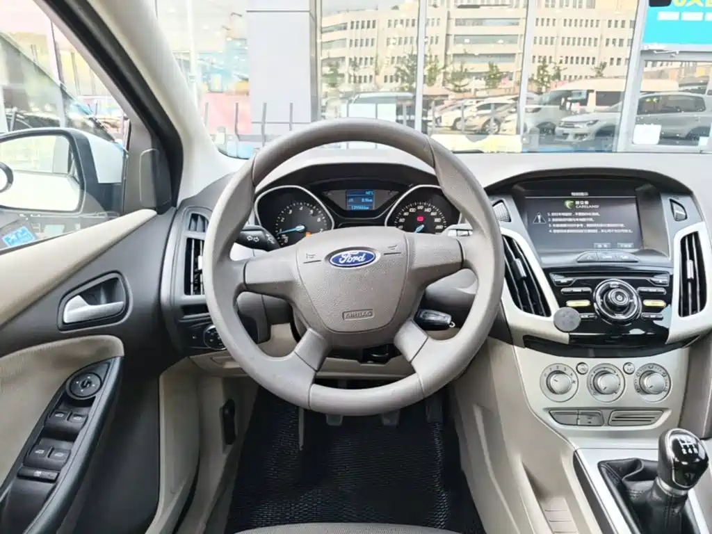 Ford Focus 2015 — фото 11