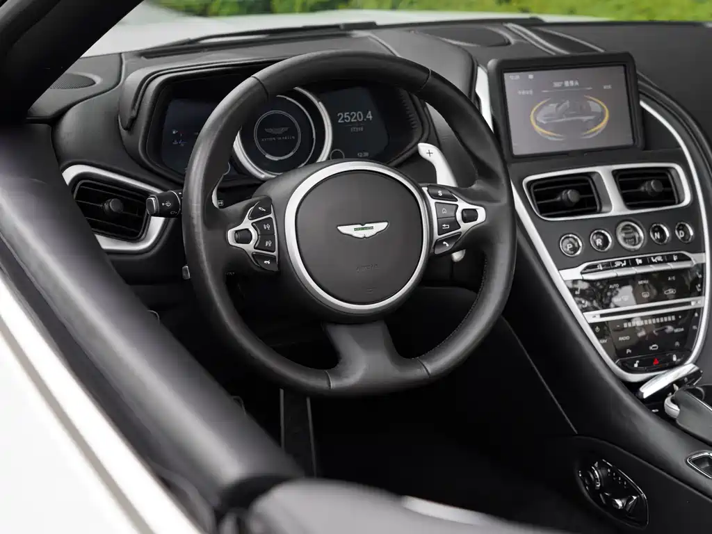 Aston Martin DB11 2020 — фото 19
