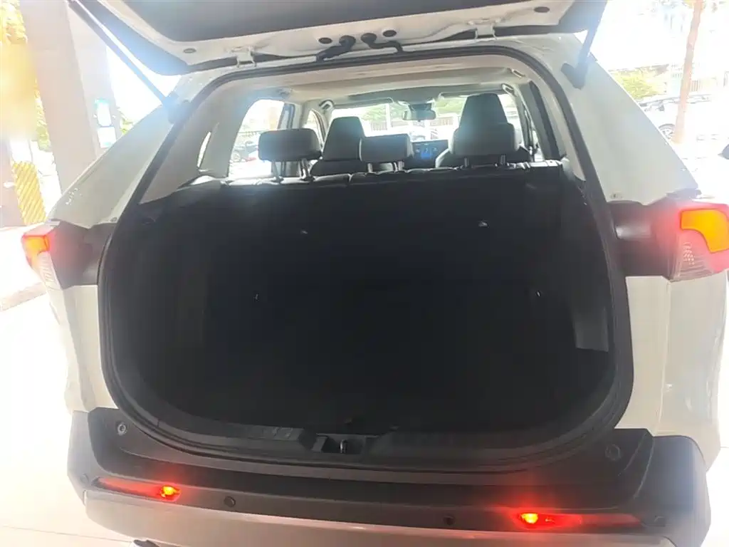 Toyota RAV4 2020 — фото 19