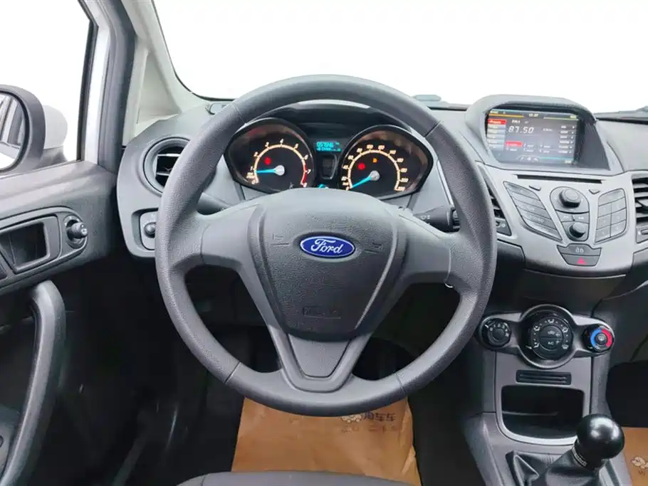 Ford Fiesta 2015 — фото 15