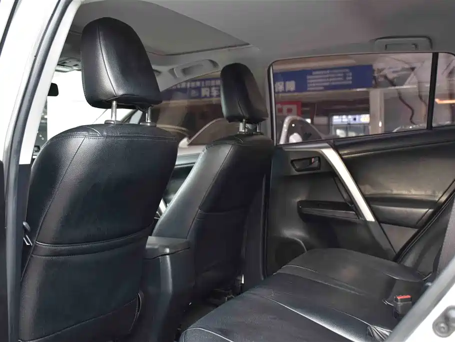 Toyota RAV4 2019 — фото 11