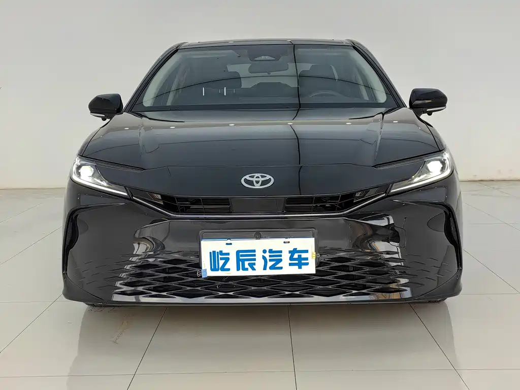Toyota Camry 2025 — фото 2
