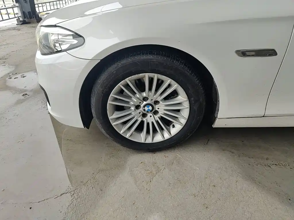 BMW 5 Series 2015 — фото 23