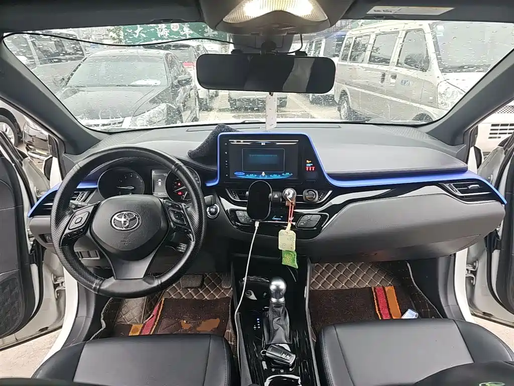 Toyota C-HR 2020 — фото 10