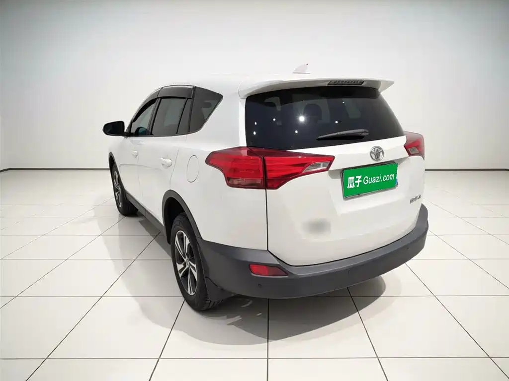 Toyota RAV4 2015 — фото 5