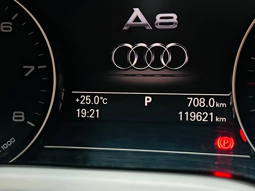 Audi A8 2012 — фото 8