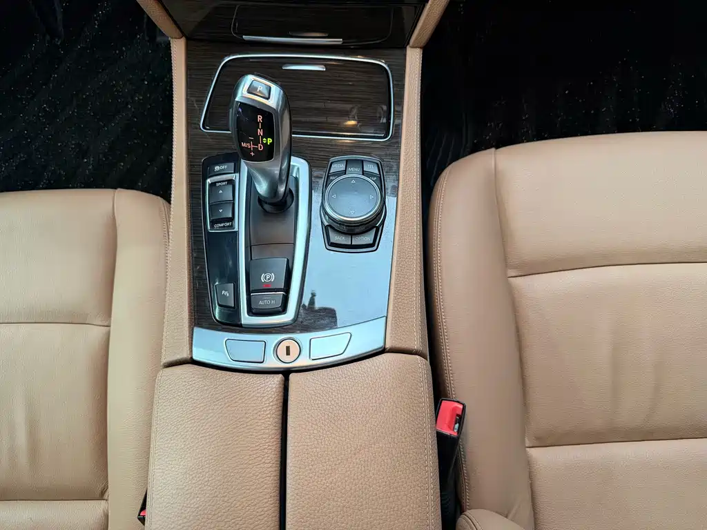 BMW 7 Series 2015 — фото 11
