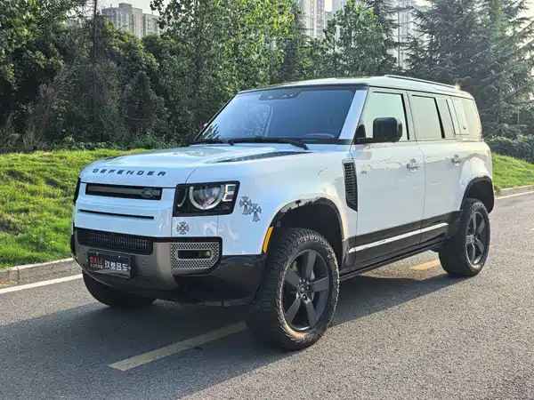 Land Rover Defender 2024