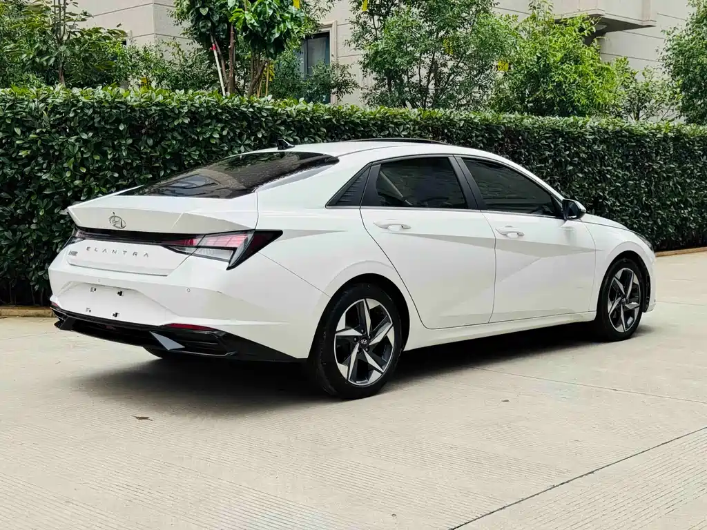 Hyundai Elantra 2022 — фото 12