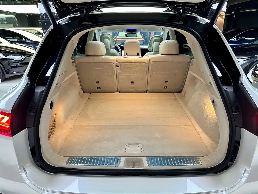 Mercedes-Benz EQS SUV 2023 — фото 10