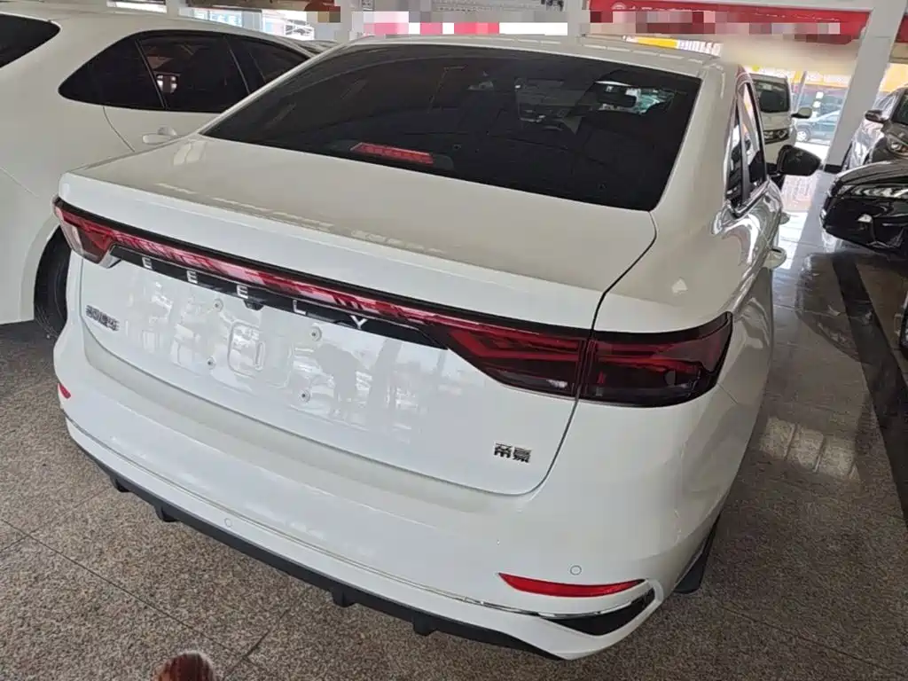 Geely Emgrand 2022