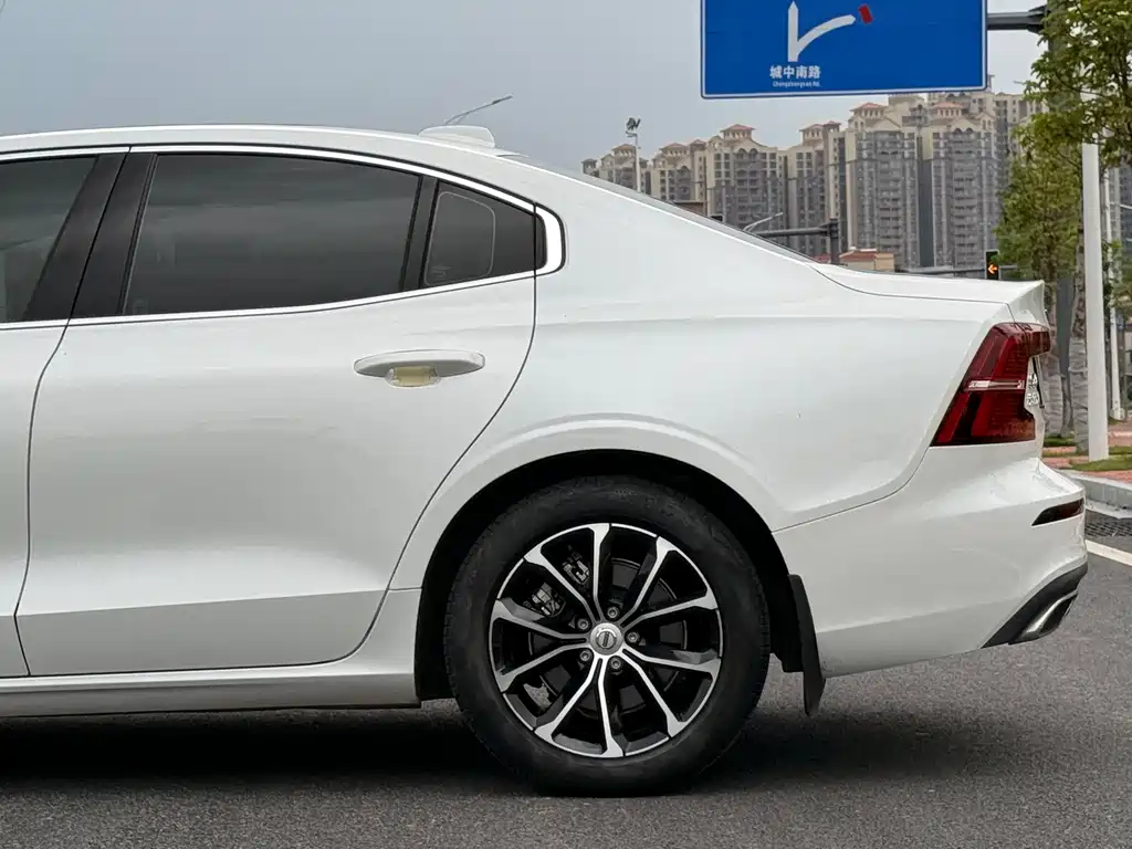 Volvo S60 2022 — фото 36