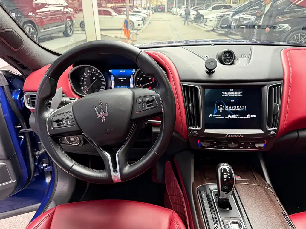 Maserati Levante 2017 — фото 14