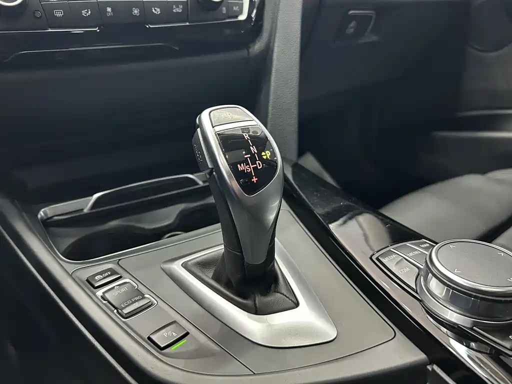 BMW 3 Series 2018 — фото 10