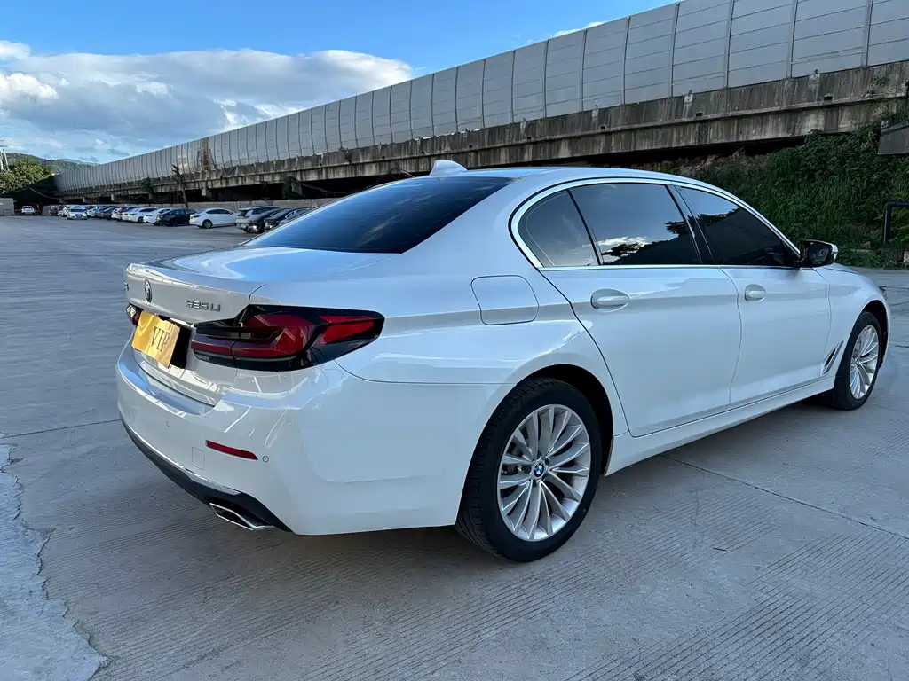 BMW 5 Series 2022 — фото 9