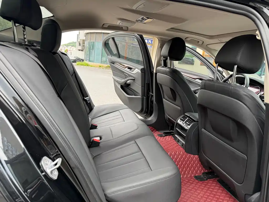 BMW 5 Series 2018 — фото 13