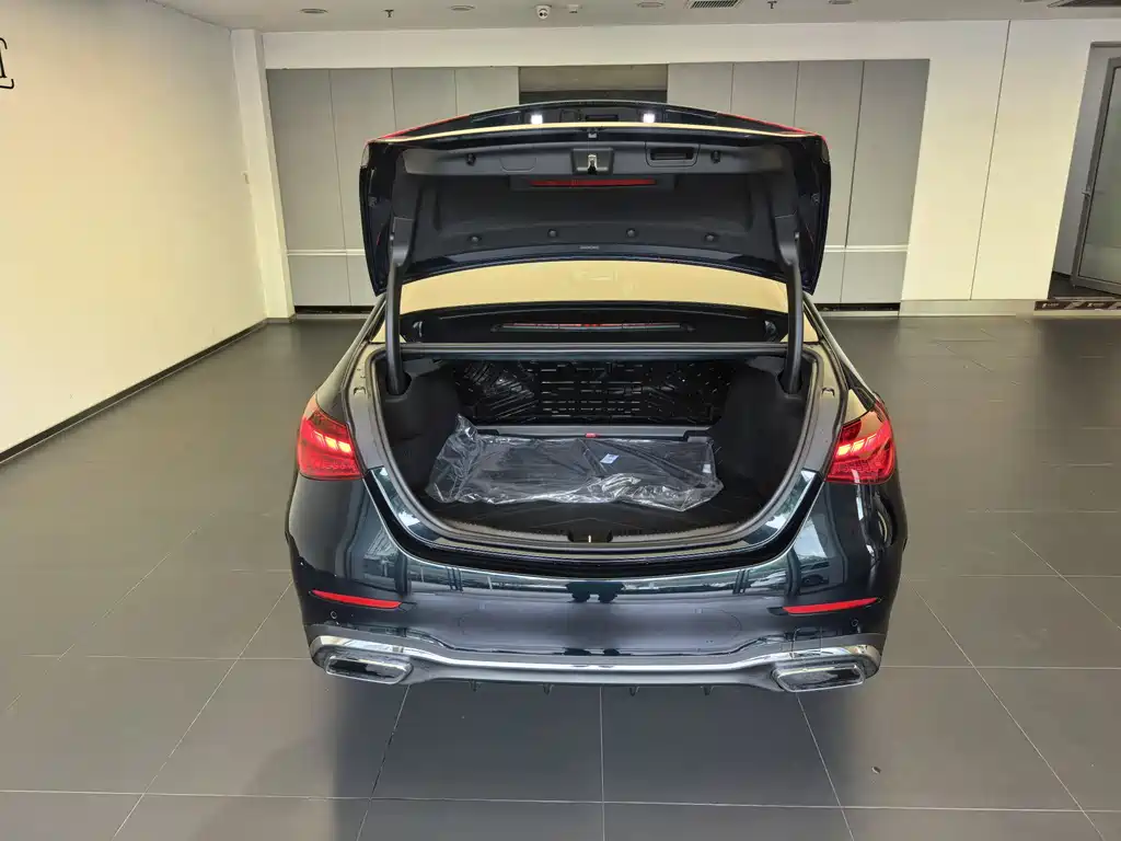 Mercedes-Benz C-Class 2025 — фото 10
