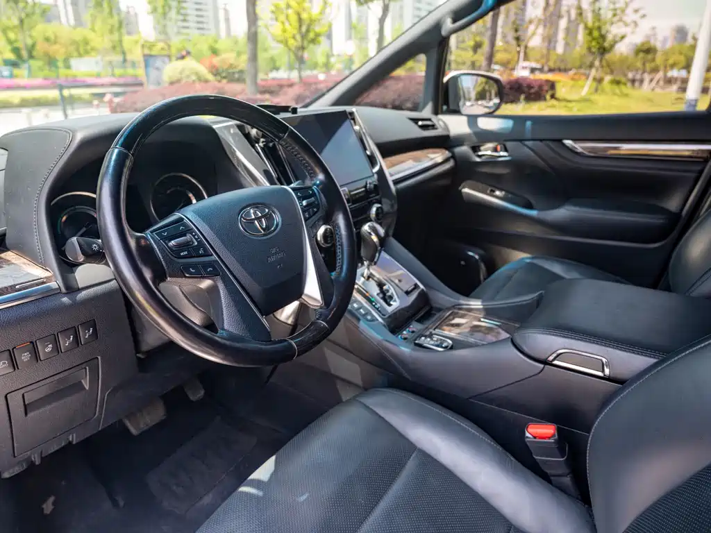 Toyota Vellfire 2020 — фото 10