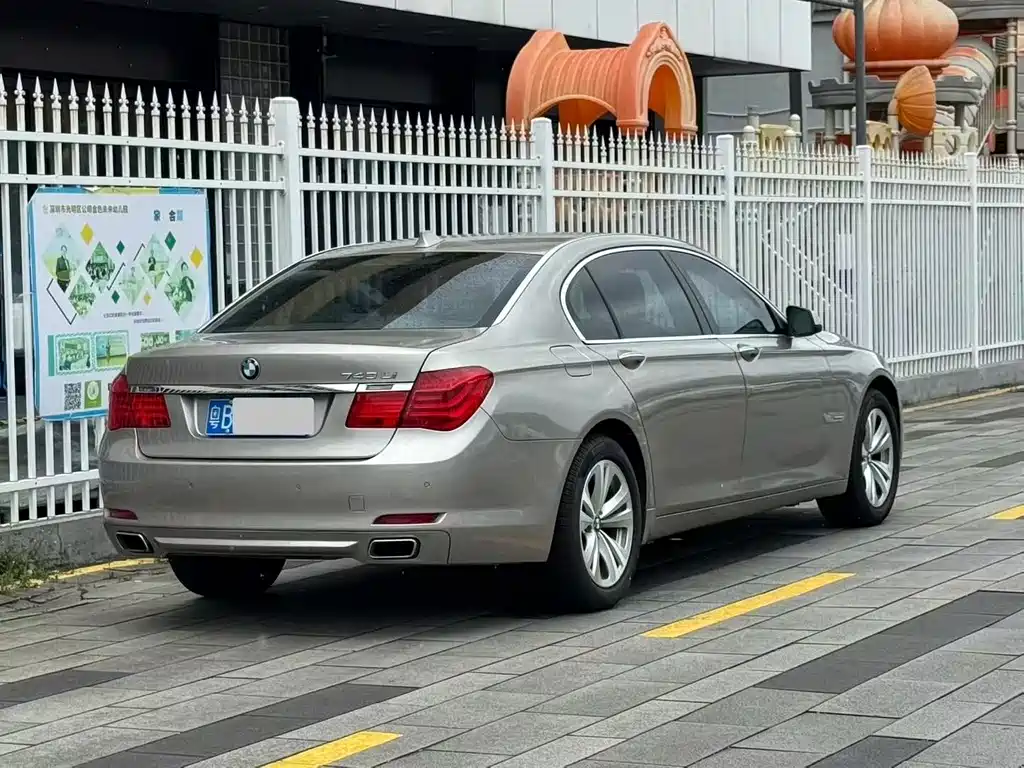 BMW 7 Series 2011 — фото 9