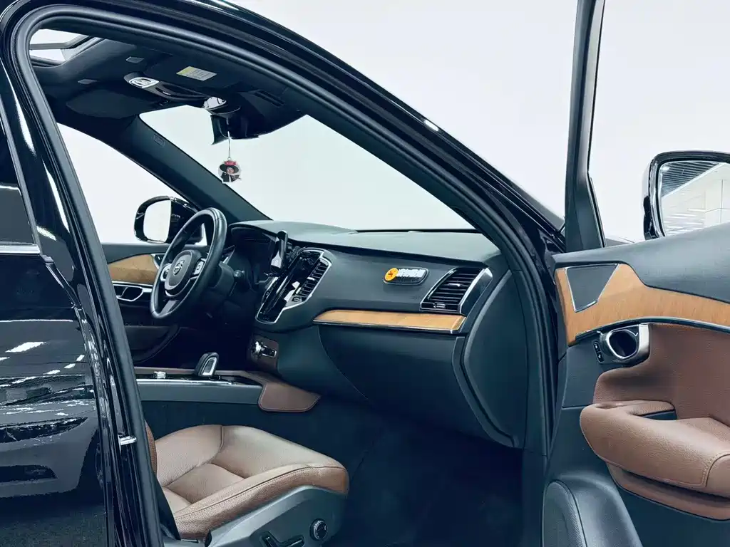 Volvo XC90 2021 — фото 11