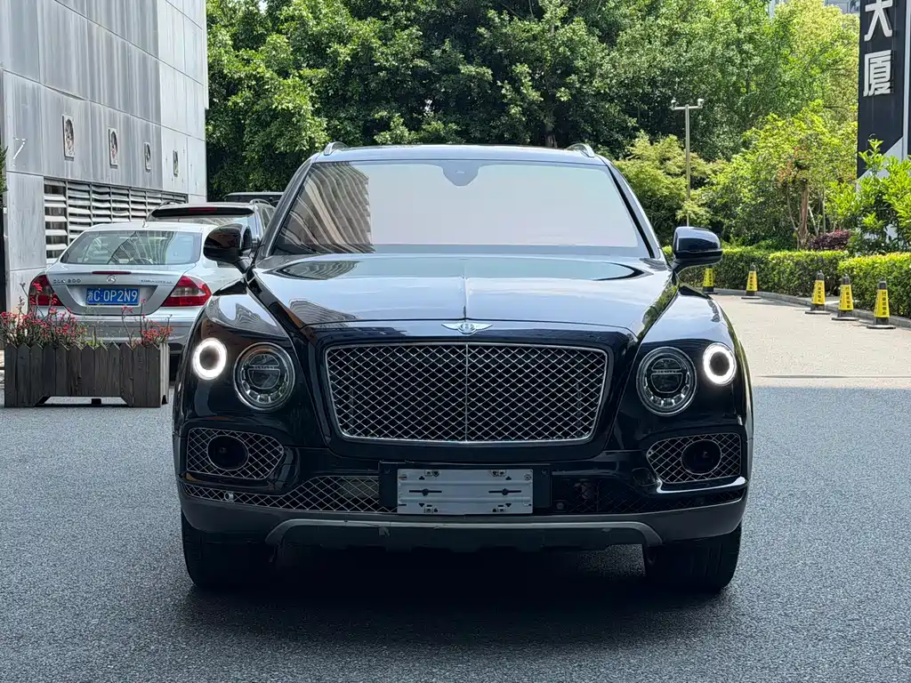 Bentley Bentayga 2018 — фото 2