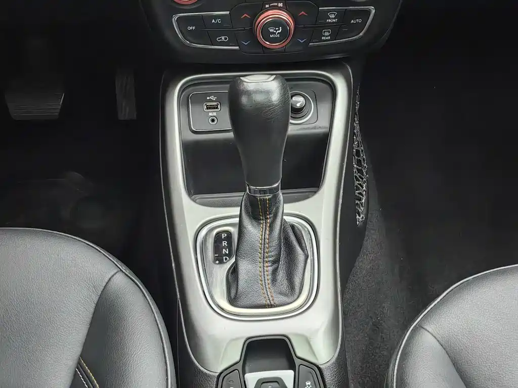 Jeep Compass 2018 — фото 13