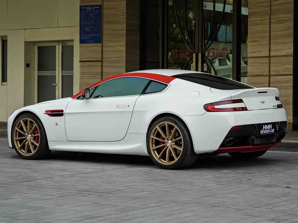 Aston Martin V8 Vantage 2017 — фото 10