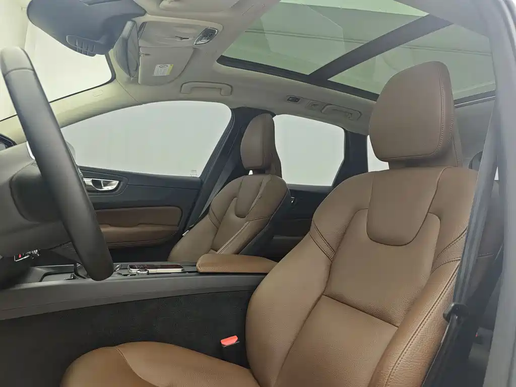 Volvo XC60 2018 — фото 15