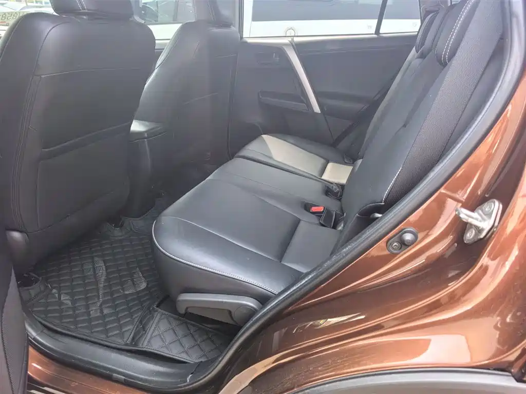 Toyota RAV4 2019 — фото 19