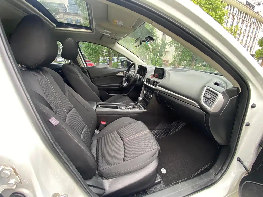 Mazda 3 Axela 2019 — фото 12