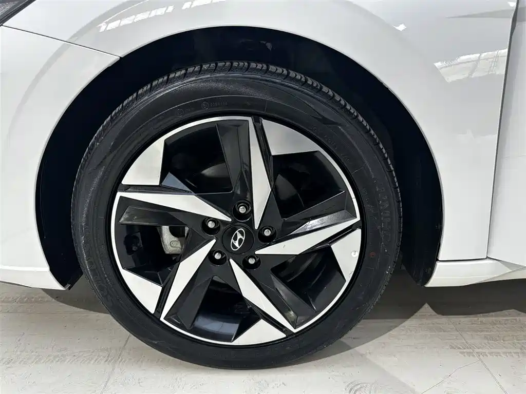 Hyundai Elantra 2023 — фото 18